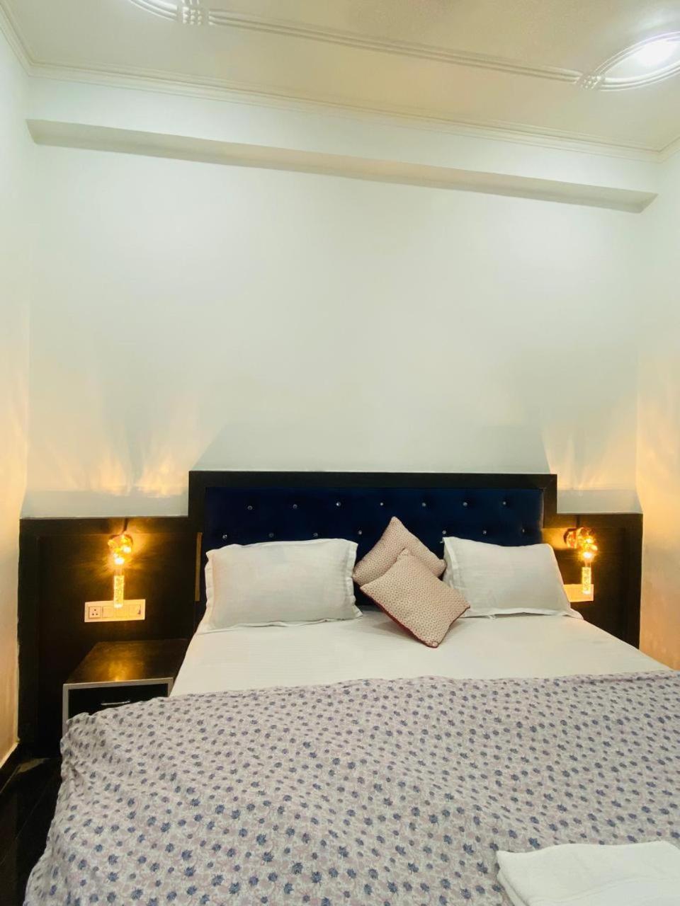 קג'ורהו Prem Home Stay מראה חיצוני תמונה
