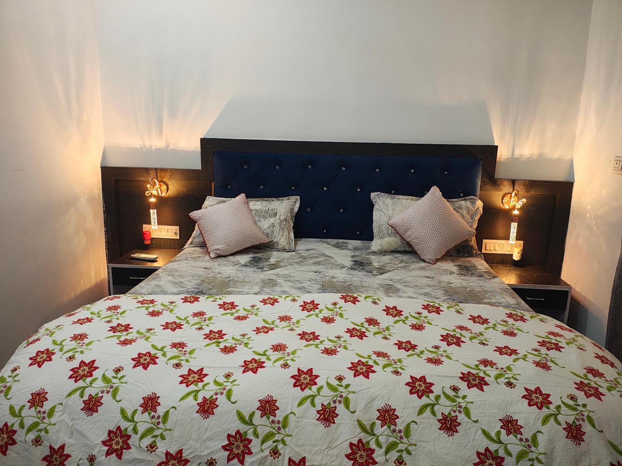 קג'ורהו Prem Home Stay מראה חיצוני תמונה