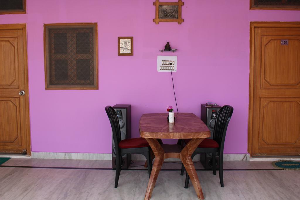 קג'ורהו Prem Home Stay מראה חיצוני תמונה